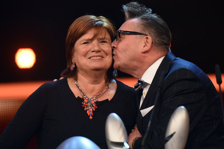 Küsschen für die TV-Partnerin: Alsmann moderierte mit Christine Westermann die Sendung "Zimmer Frei!" von 1996 bis 2016.