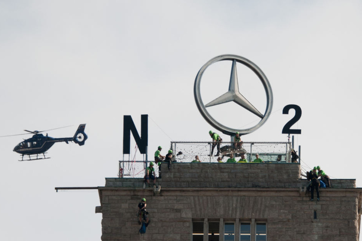 "NO2": Der von weitem sichtbare Mercedes-Stern auf der Turmspitze wurde in den Protest mit einbezogen.
