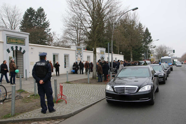 Auch vor der Moschee am Columbiadamm zeigt die Polizei Präsenz.