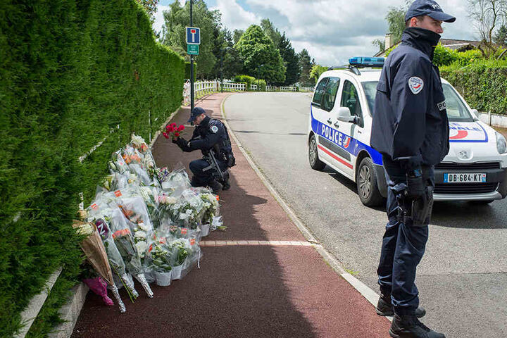 Blumen wurden in der Nähe des Hauses des ermordeten französischen Polizisten Jean-Baptiste Salvaing und seiner Freundin Jessica Schneider abgelegt.