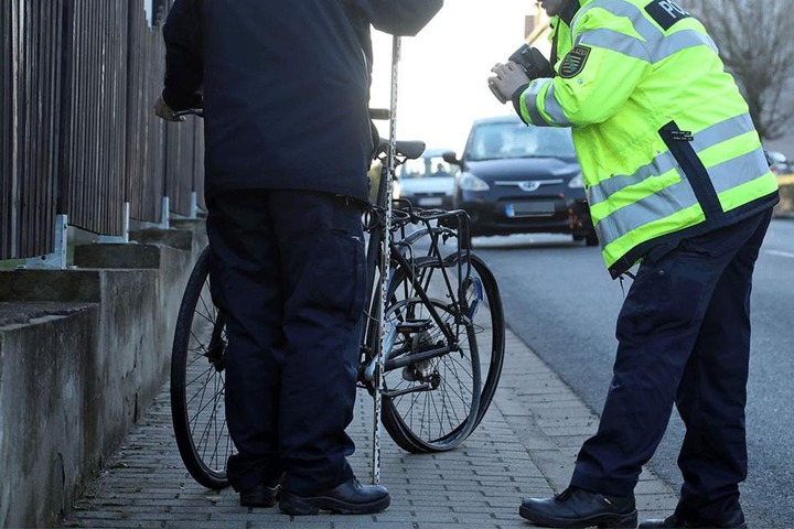 Die Polizei fotografiert das beschädigte Fahrrad.