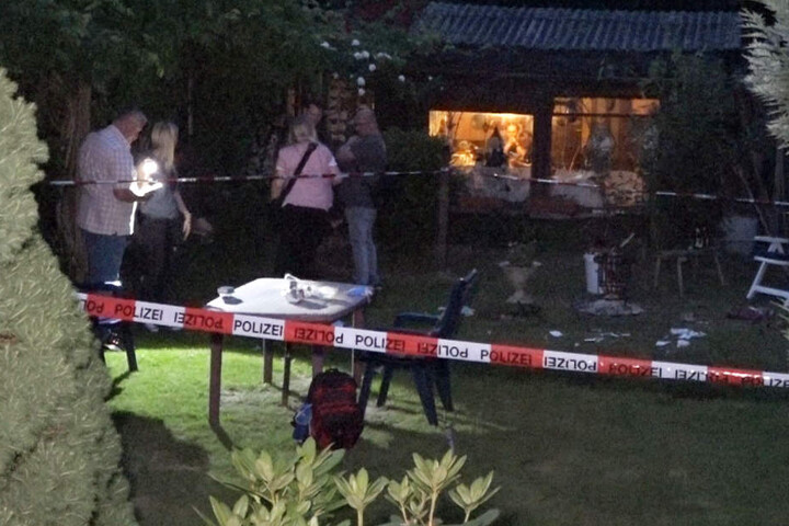 Zuvor hatten die Männer hier zusammen gesessen.