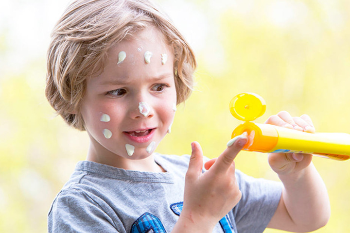 Für zarte Babyhaut ist ein hoher Sonnenschutz besonders wichtig. Kinder
können Pigmente noch nicht ausreichend produzieren.