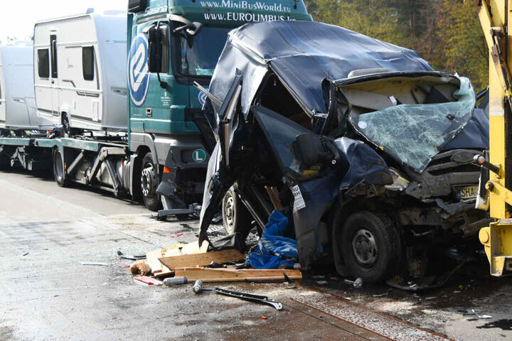 Ein Lkw-Fahrer übersah offenbar ein Stauende und knallte in das Heck eines Kleintransporters.