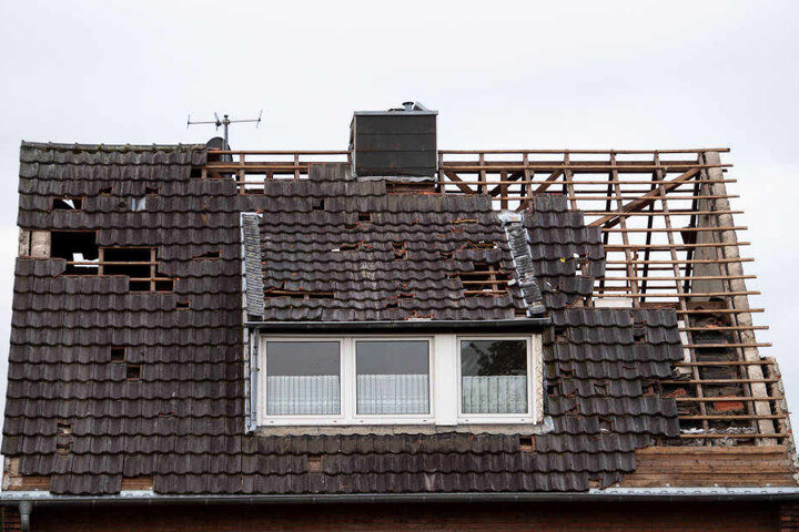 Viele Dächer wurden vom Tornado abgedeckt. "Da gibt es viel zu tun - vor allem für die Dachdecker", sagte ein Sprecher der Stadt Viersen.