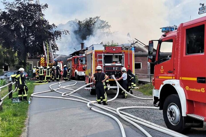 Zahlreiche Feuerwehrleute löschten die Flammen.