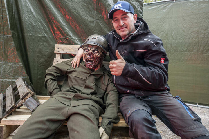 Park-Chef Jan Vökel (38) stimmt sich auf die Halloween-Samstage in Plohn ein.