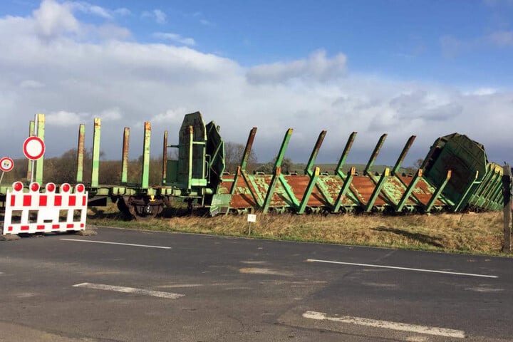 Fünf alte Güterwaggons entgleisten im Norden Thüringens.