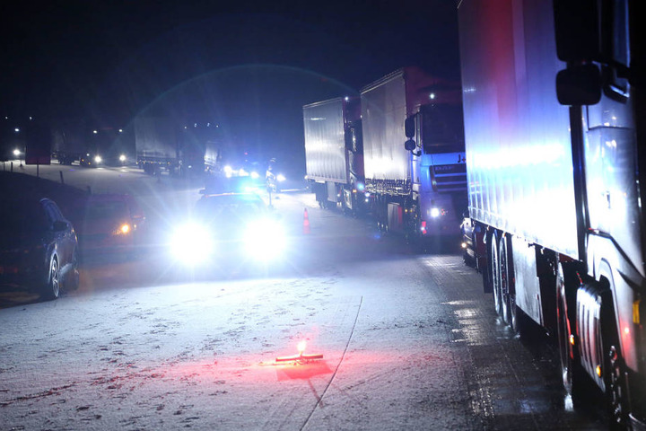 Während der Bergung staute sich der Verkehr auf der A4 bei Dresden.