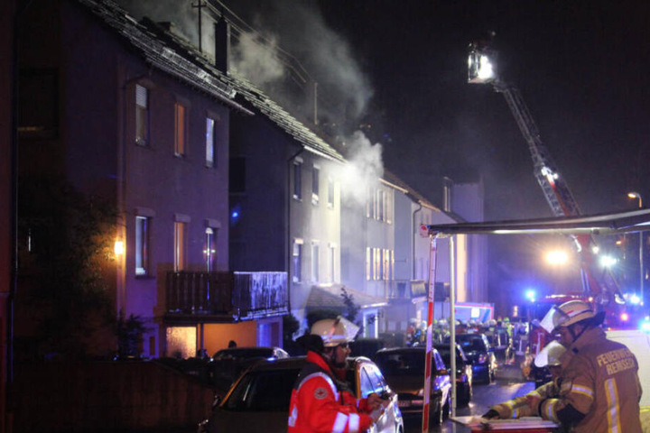 Die Feuerwehr kämpfte mit aller Macht gegen die Flammen.