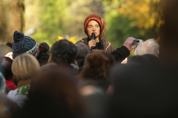 Carole Rackete bei einem Dorfspaziergang in Keyernberg.