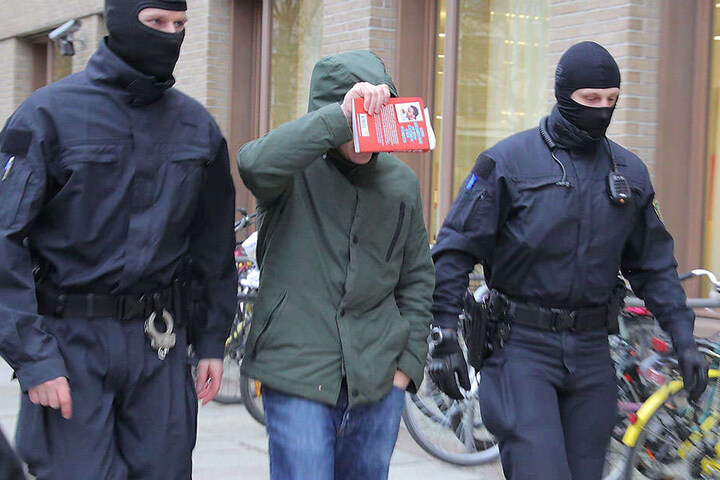 Streng bewacht rückte einer nach dem anderen vor dem Haftrichter an.