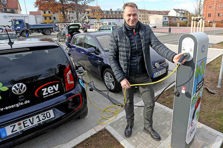 ZEV-Unternehmensentwickler Sven Fischer (46) nimmt die neue E-Zapfsäule am Alten Gasometer in Betrieb.
