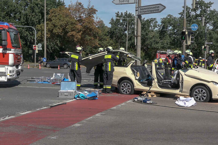 Das Dach des Mercedes wurde von der Feuerwehr abgetrennt.