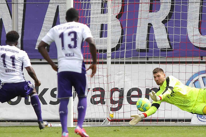 Johannes Brinkies hält den Elfmeter von Kwasi Okyere Wriedt und rettet seinem FSV Zwickau den Sieg.