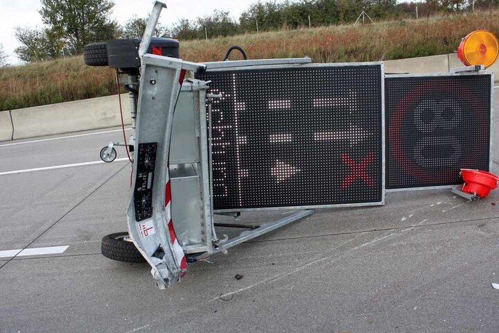 Der Wagen des Pärchen krachte in den Schilderwagen.