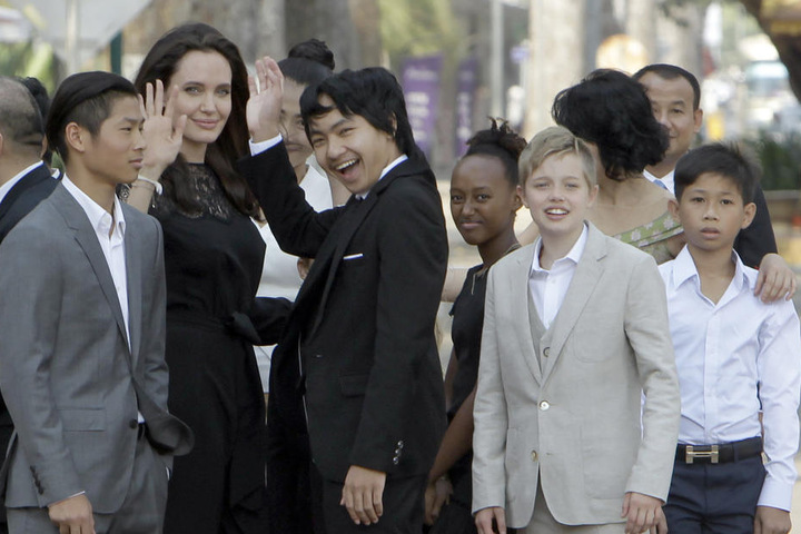 Angelina Jolie mit ihren Adoptivkindern Pax (l), Maddox (M), Zahara (3.v.r) und Shiloh (2.v.r)