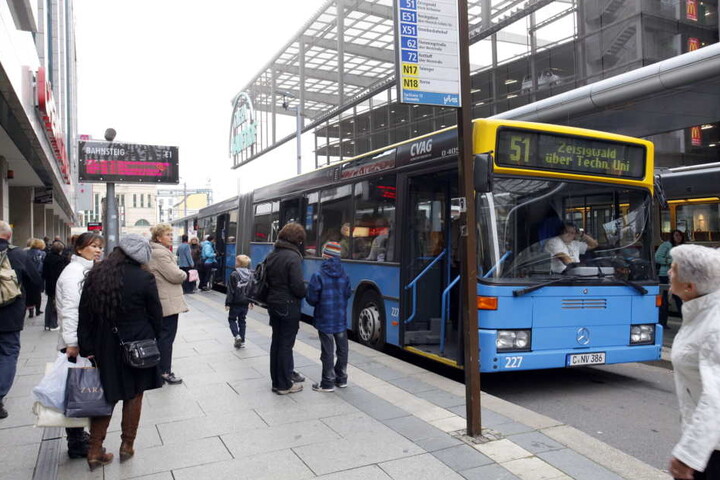 Die Kosten für ein Monatsticket für öffentliche Verkehrsmittel übersteigen
den Hartz-IV-Regelsatz enorm.