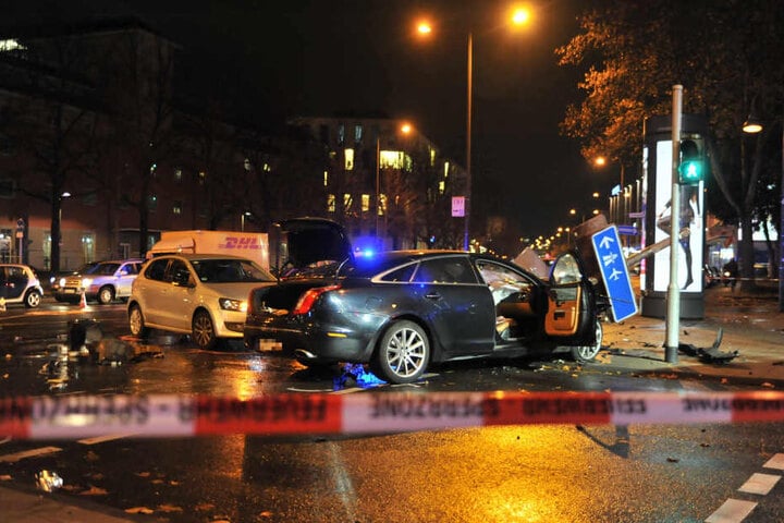 Überall Trümmer: In der Altstadt Süd war der Verkehr durch den schweren Unfall stark eingeschränkt.