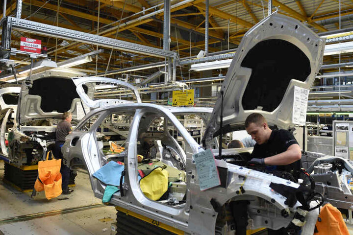 Mitarbeiter von Mercedes-Benz arbeiten im Werk in Bremen an einer C-Klasse. (Symbolbild)