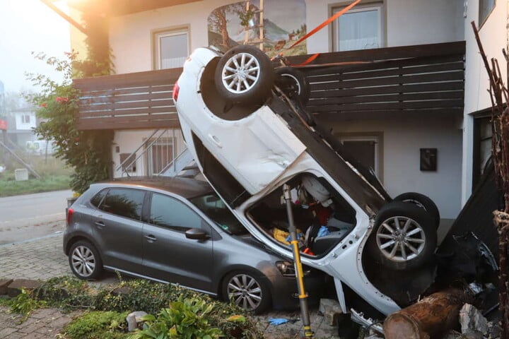 Der Audi lag Dach auf Dach auf dem geparkten VW Polo.