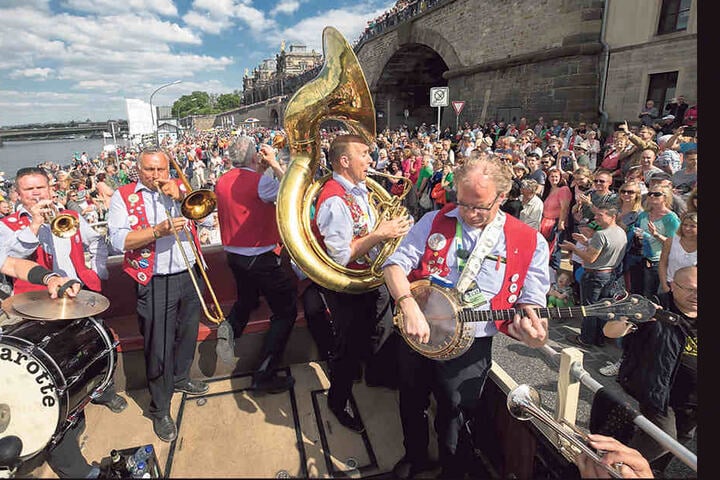 Dresden swingt! Auch, wenn in diesem Jahr mit 370.000 Gästen weniger als im
Vorjahr kamen, war das Terrassenufer prächtig gefüllt.