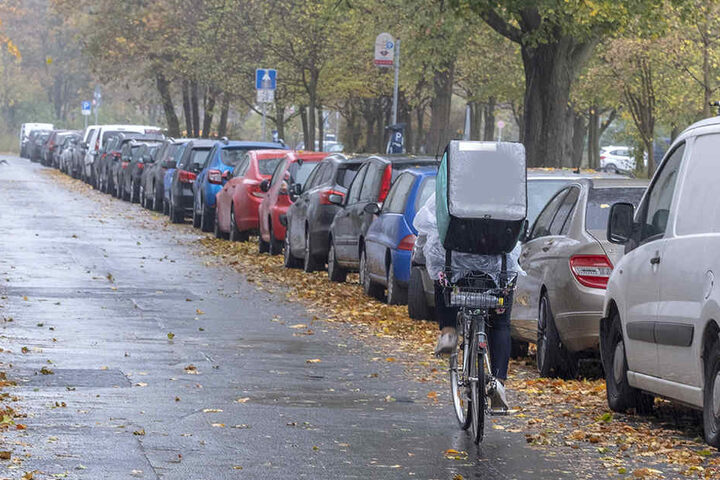 Unbekannte griffen eine Frau auf dem Fahrrad an. (Symbolbild)