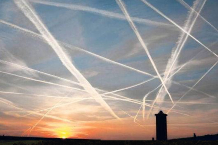 Keine Chemtrails, sondern Wolken, die nun "Homomutatus" (lat.: vom Menschen gemacht) heißen.
