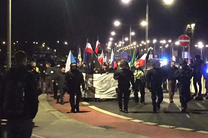 Der rechte Demonstrationszug hat den Hauptbahnhof erreicht.