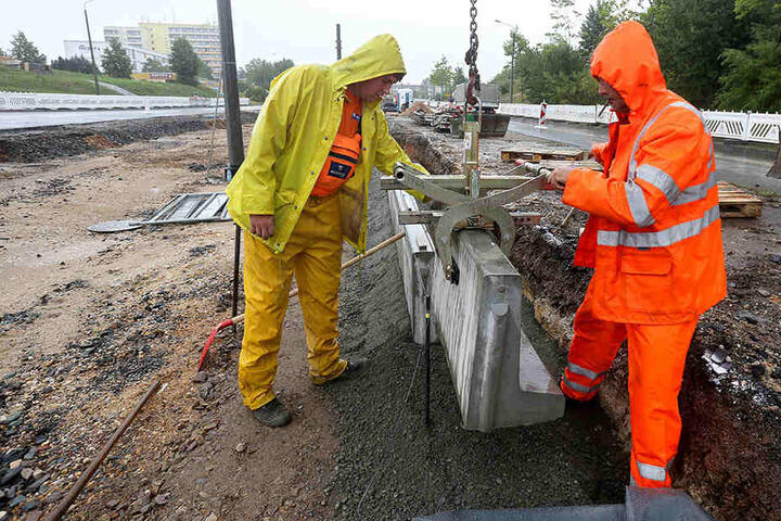 Die Bauarbeiten an der Straßenbahntrasse in Eckersbach sollen zu
Beginn des neuen Schuljahres abgeschlossen sein.