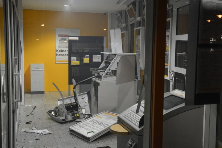 Der Geldautomat in der Commerzbank ist nun Schrott.