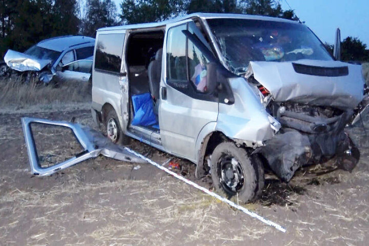 Ein 62-jähriger Mitfahrer des Transporters erlag später seinen schweren Verletzungen.