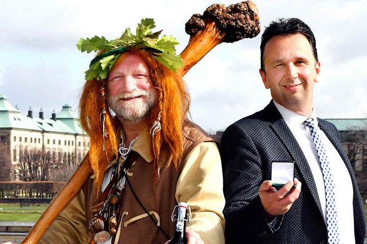 OB Marco Müller (43, CDU, r.) mit dem Maskottchen des diesjährigen Tages, dem Riesen von Riesa.