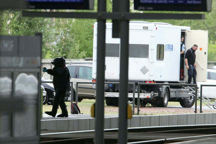 Das Entschärfungskommando rückt dem verdächtigen Gegenstand auf die Pelle.