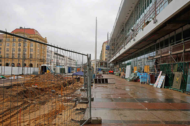 Der Großteil des Vorplatzes bekommt große Granitplatten, die den alten
Betonplatten ähneln.