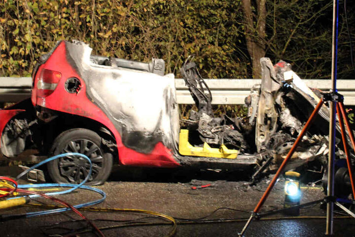 Das Auto der 48-Jährigen wurde bei dem Unfall komplett zerstört und ging in Flammen auf.