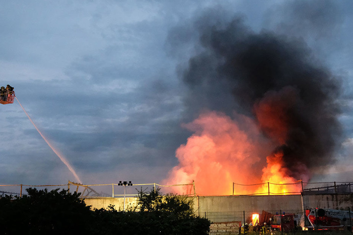 Am Dienstag ließ die Feuerwehr ein Gebäude auf dem Chemiepark in Bitterfeld kontrolliert abbrennen.