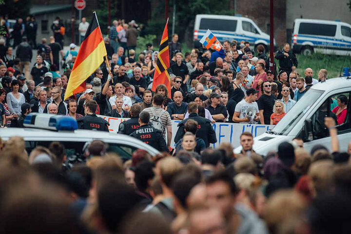 Gegner der Flüchtlingsunterkunft demonstrierten im Juni 2015 in Freital in der Nähe des ehemaligen Leonardo-Hotels.