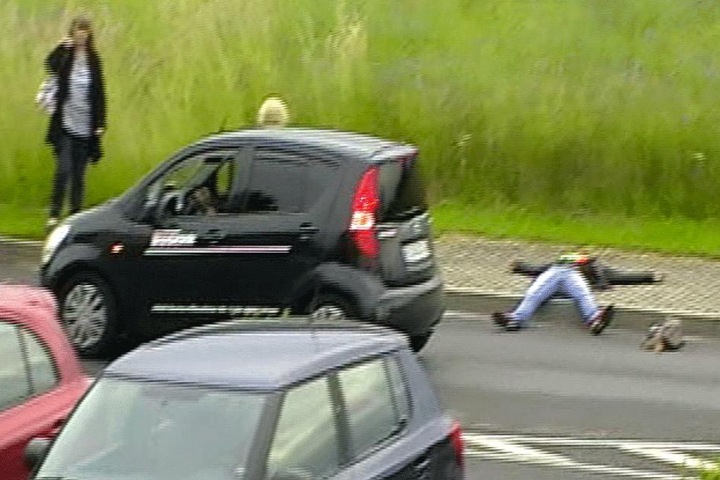 Samer D. liegt am Straßenrand, der Nissan-Fahrer stoppt, um ihm zu helfen.