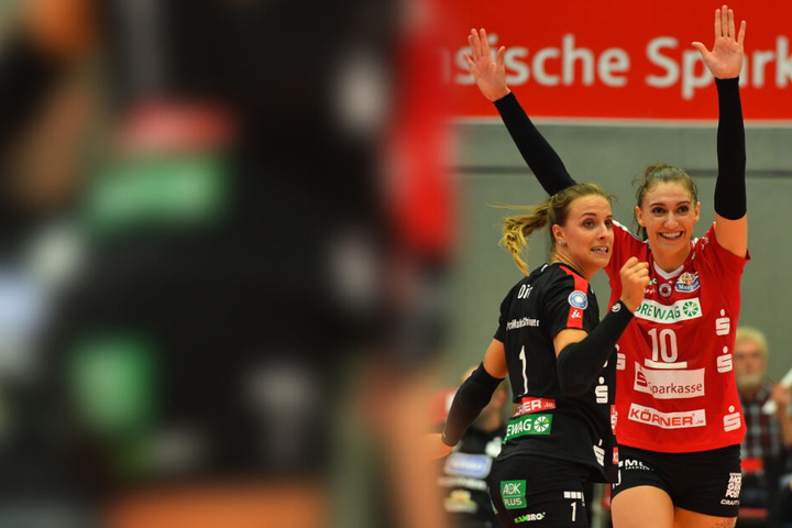 Können die Dresdnerinnen Lenka Dürr (l.) und Lena Stigrot heute Abend an alter Wirkungsstätte jubeln? Lenka wechselte im Sommer 2019 von Vilsbiburg nach Dresden, Lena 2018.