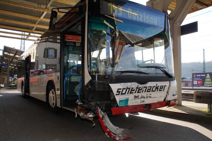 Mit diesem Linienbus war das Notarzteinsatzfahrzeug zusammengekracht. Fahrgäste waren dabei verletzt worden.