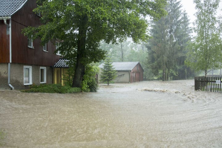 Bei einem Gewitter mit Starkregen im Bereich Adorf/Bad Elster/ Oelsnitz wurden zahlreiche Straße überflutet.