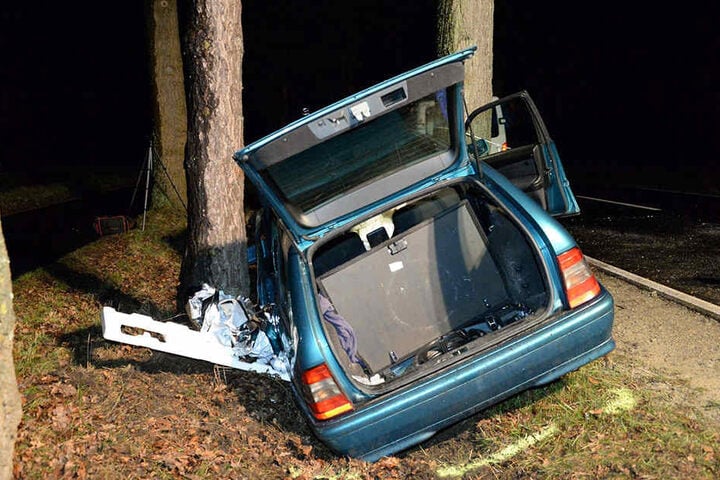 Das Auto war komplett zerstört und musste abgeschleppt werden.