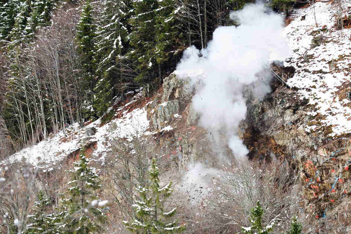 Die Sprengung war nötig geworden, weil der Brocken abzustürzen drohte.