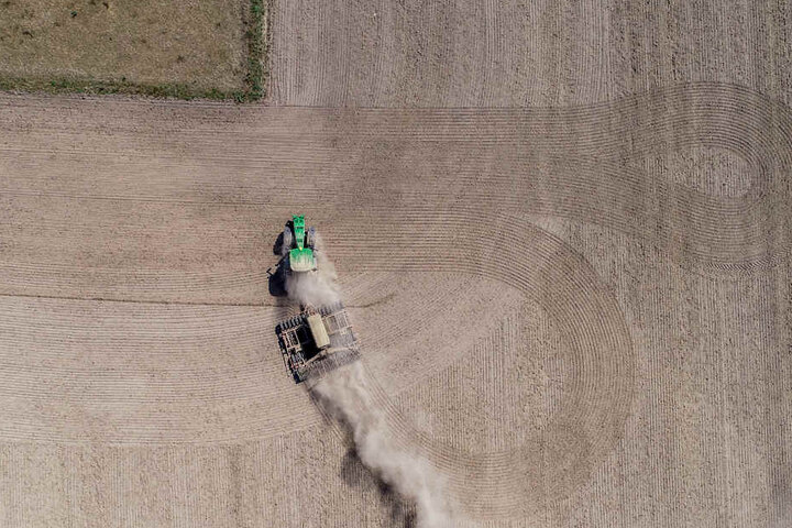 Die Hilfen stehen Landwirten zu, die eine Drittel seiner Jahreserzeugnisse verloren hat.