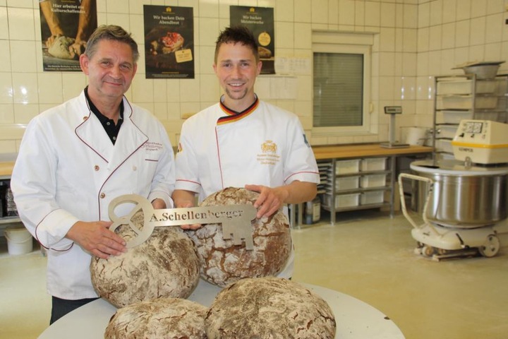 Der Klassiker: Falk Schellenberger (56) übergab seine Bäckerei an Sohn Alexander (31). In Aue hat’s dank langer Planung geklappt.