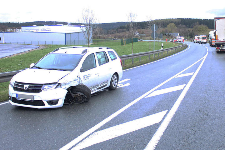 Der Dacia war am Ende einer Kurve in den Gegenverkehr geraten.