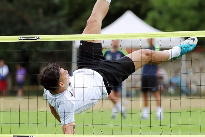Tolle Aktion! Arianit Ferati beim Fußball-Tennis.