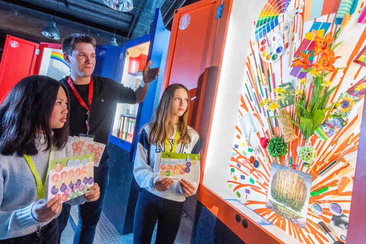 Danile Kosic wertet mit Anna (14, l.) und Michelle (14) ihre Stärken aus.