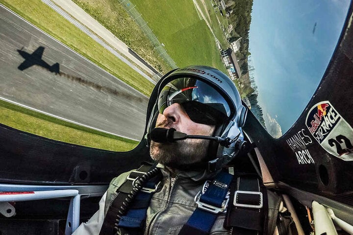 Hannes Arch war einer der weltbesten Kunstflieger - 2008 wurde er Weltmeister im Red Bull Air Race.